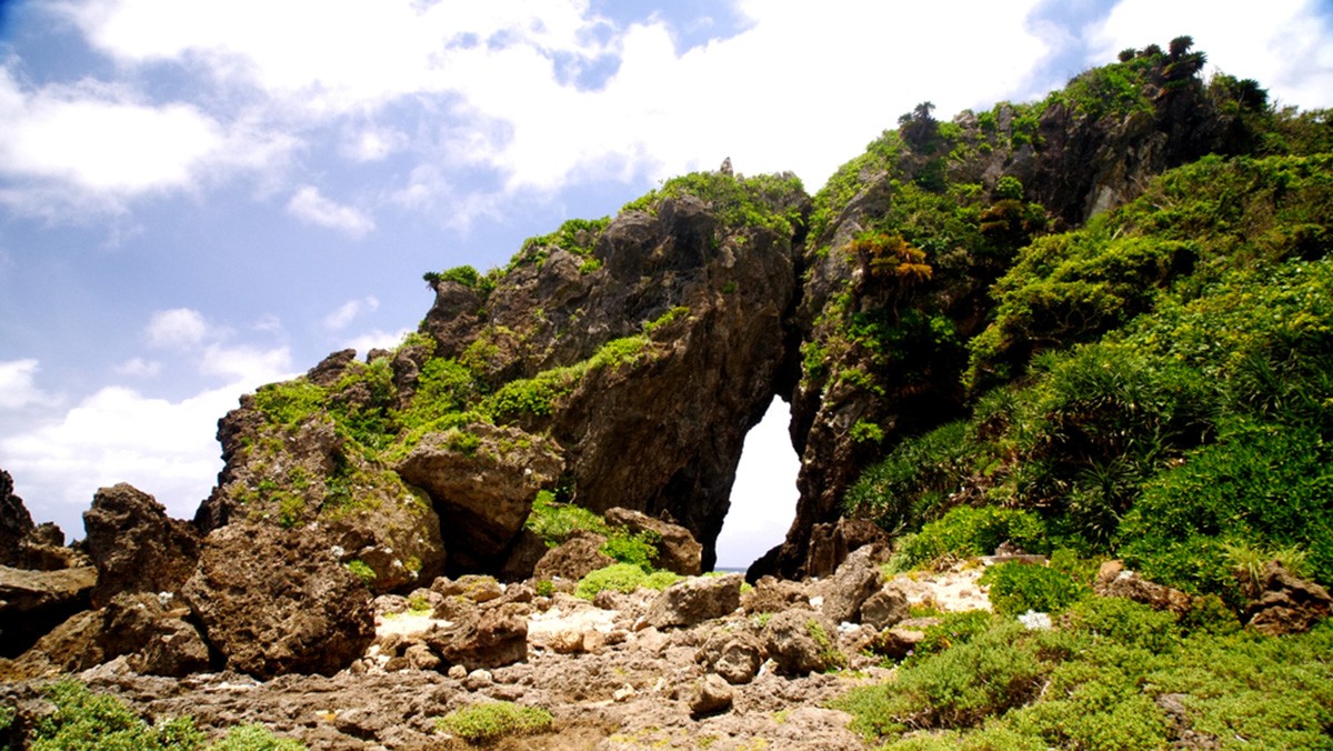 「疊石」、「女岩」 等久米島的風景名勝